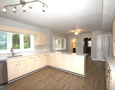 6933 Tyndale Street - Photo Thumbnail 12