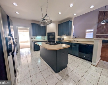 6441 Lake Meadow Drive - Photo Thumbnail 5