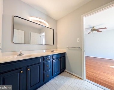 6441 Lake Meadow Drive - Photo Thumbnail 14