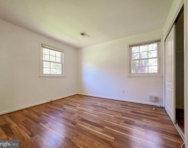 4221 N Valiant Court - Photo Thumbnail 3