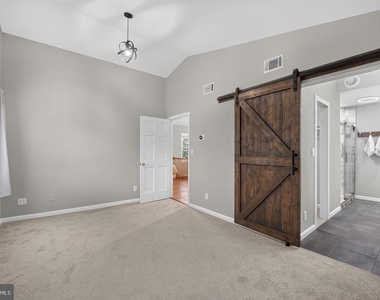 2637 N Greenbrier Street - Photo Thumbnail 16