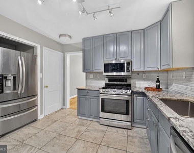 2637 N Greenbrier Street - Photo Thumbnail 9