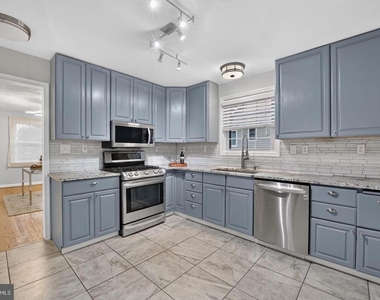 2637 N Greenbrier Street - Photo Thumbnail 8