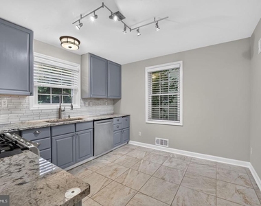 2637 N Greenbrier Street - Photo Thumbnail 7