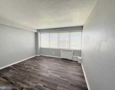 901 Barclay Towers - Photo Thumbnail 8