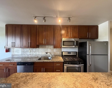 901 Barclay Towers - Photo Thumbnail 1