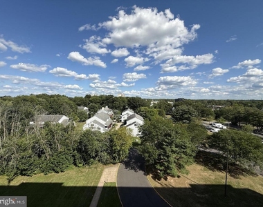 901 Barclay Towers - Photo Thumbnail 14