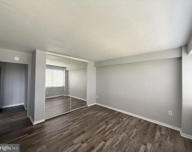 901 Barclay Towers - Photo Thumbnail 9