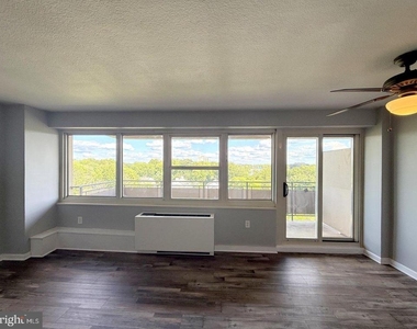 901 Barclay Towers - Photo Thumbnail 5