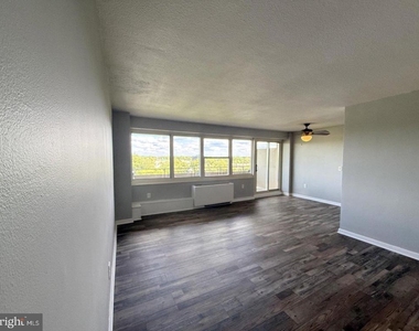 901 Barclay Towers - Photo Thumbnail 7
