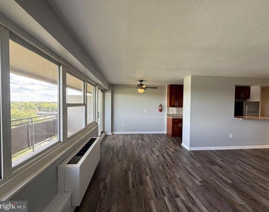 901 Barclay Towers - Photo Thumbnail 4