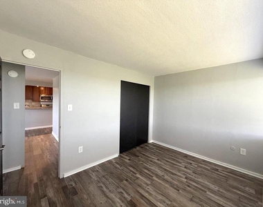 901 Barclay Towers - Photo Thumbnail 11
