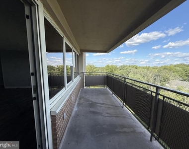 901 Barclay Towers - Photo Thumbnail 15
