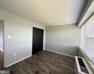 901 Barclay Towers - Photo Thumbnail 12