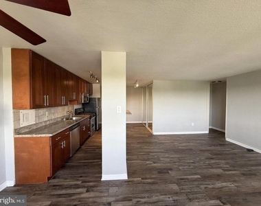 901 Barclay Towers - Photo Thumbnail 2