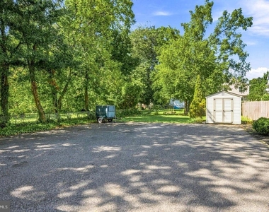 809 Collings Avenue - Photo Thumbnail 15