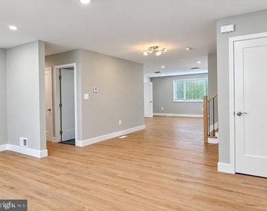 8607 Dunbar Avenue - Photo Thumbnail 4