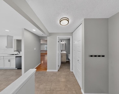 7521 Weatherby Drive - Photo Thumbnail 8
