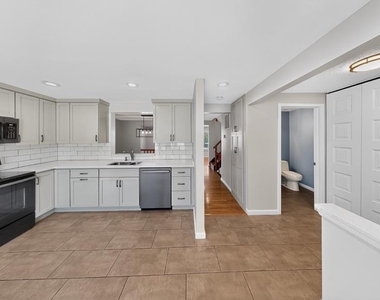 7521 Weatherby Drive - Photo Thumbnail 3