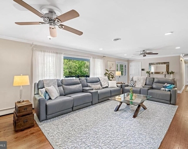 4 Carolina Avenue - Photo Thumbnail 11