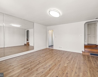 244 E Susquehanna Avenue - Photo Thumbnail 4