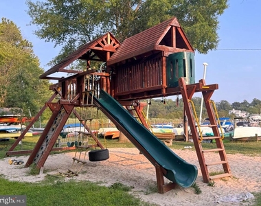 90 Avondale Circle - Photo Thumbnail 35