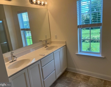 212 Grove View Drive - Photo Thumbnail 8