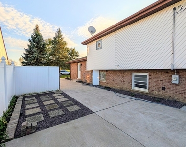 7314 W 115th Street - Photo Thumbnail 15
