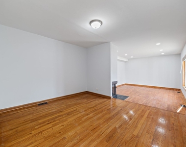 9065 W Oaks Avenue - Photo Thumbnail 5