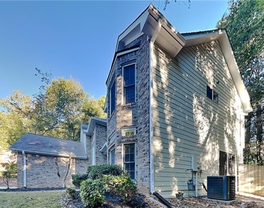 7203 Meadow Gate Way - Photo Thumbnail 14