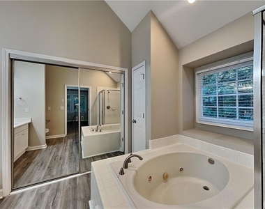 7203 Meadow Gate Way - Photo Thumbnail 9
