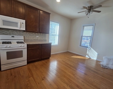 563 W 43rd Place - Photo Thumbnail 2