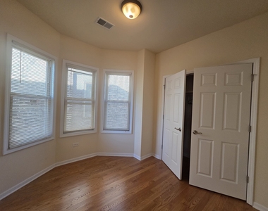 563 W 43rd Place - Photo Thumbnail 6