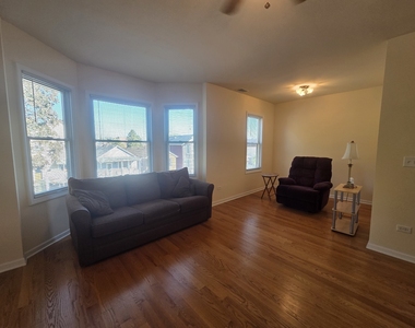 563 W 43rd Place - Photo Thumbnail 8