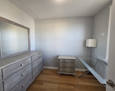 559 W 43rd Place - Photo Thumbnail 10