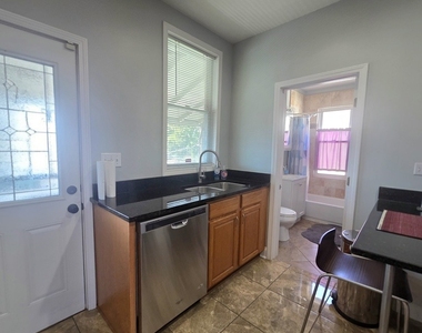 559 W 43rd Place - Photo Thumbnail 4