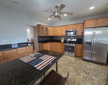 559 W 43rd Place - Photo Thumbnail 3