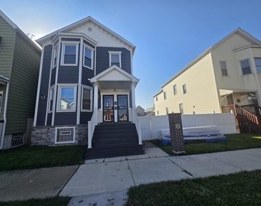 559 W 43rd Place - Photo Thumbnail 1