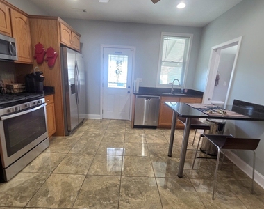 559 W 43rd Place - Photo Thumbnail 5
