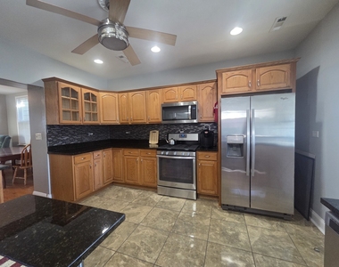 559 W 43rd Place - Photo Thumbnail 2