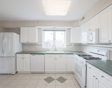 675 Pearson Street - Photo Thumbnail 3