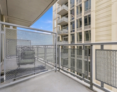 700 N Larrabee Street - Photo Thumbnail 8