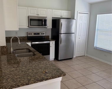 930 Se 13th Terrace - Photo Thumbnail 2