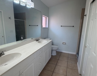 930 Se 13th Terrace - Photo Thumbnail 5