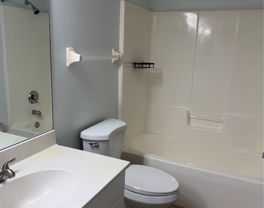 930 Se 13th Terrace - Photo Thumbnail 9