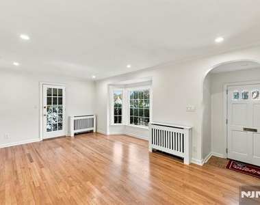 16 Hillcrest - Photo Thumbnail 1