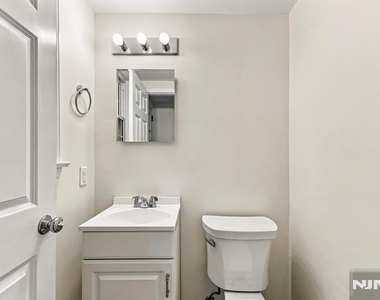 16 Hillcrest - Photo Thumbnail 7
