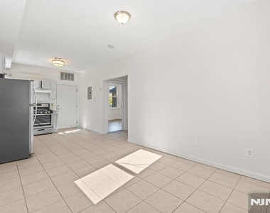 613 Ridge - Photo Thumbnail 9