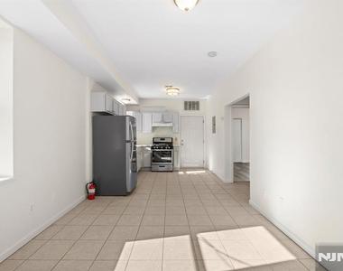 613 Ridge - Photo Thumbnail 10