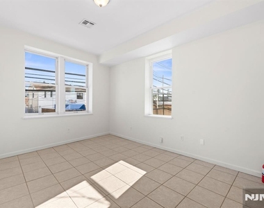 613 Ridge - Photo Thumbnail 4